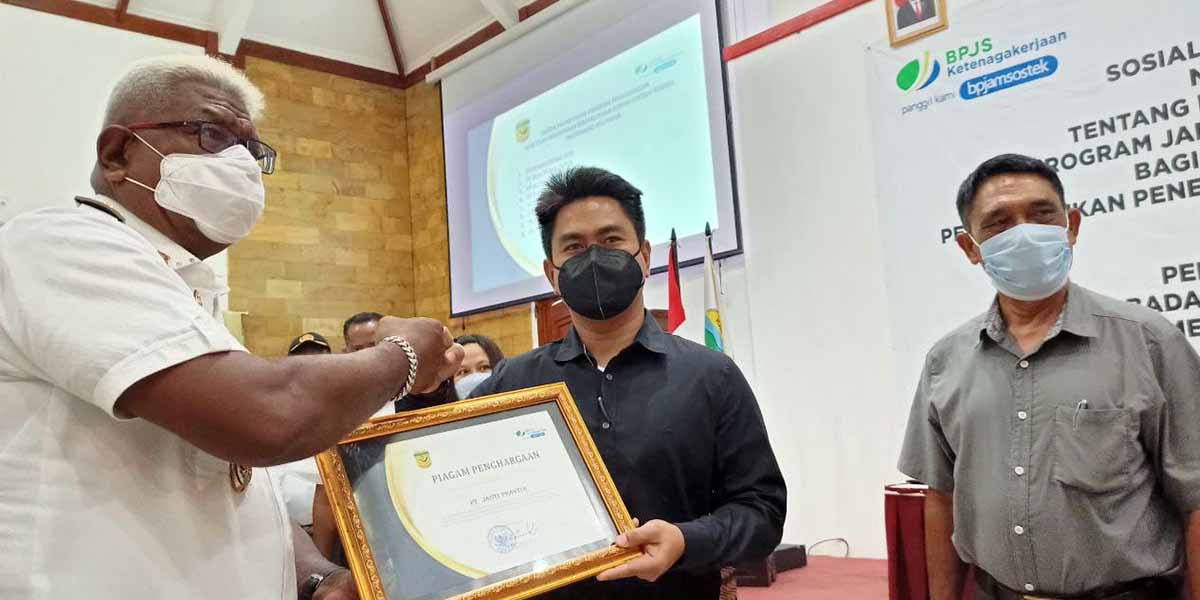 beri-jaminan-sosial-ketenagakerjaan-kepada-oap-delapan-perusahaan-di-timika-dapat-penghargaan